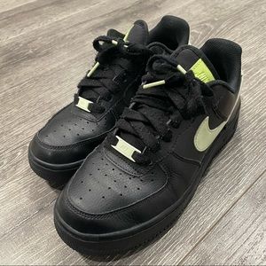 🖤Black air forces w glow in the dark green 🖤
